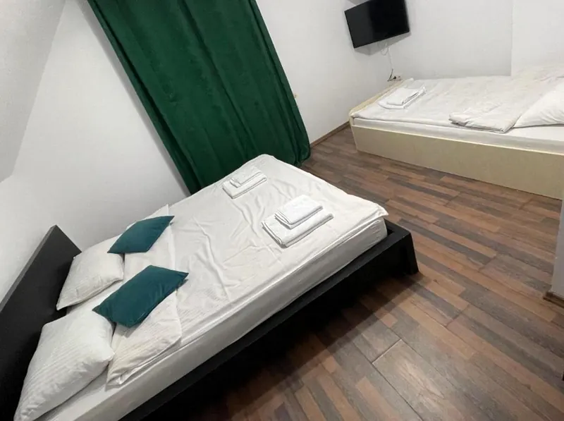 Dormitor la mansardă cu două paturi