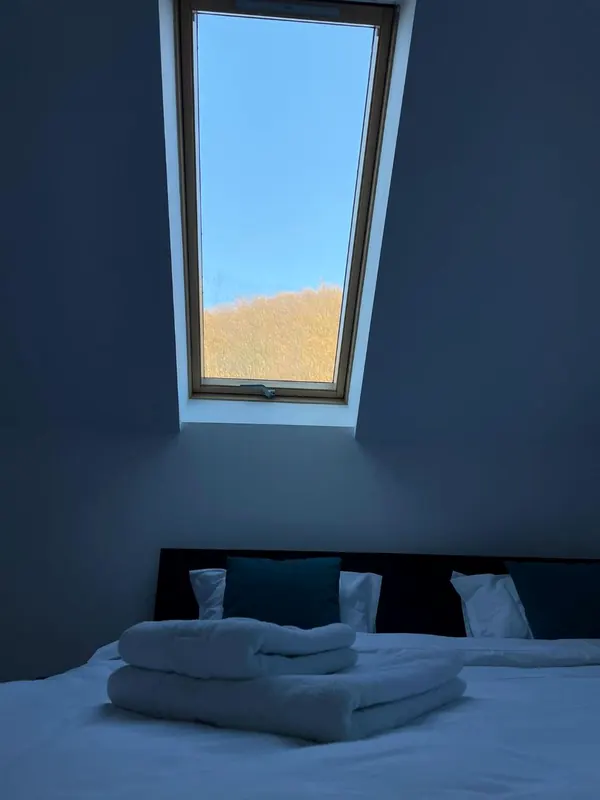 Dormitor la mansardă cu fereastră spre cer