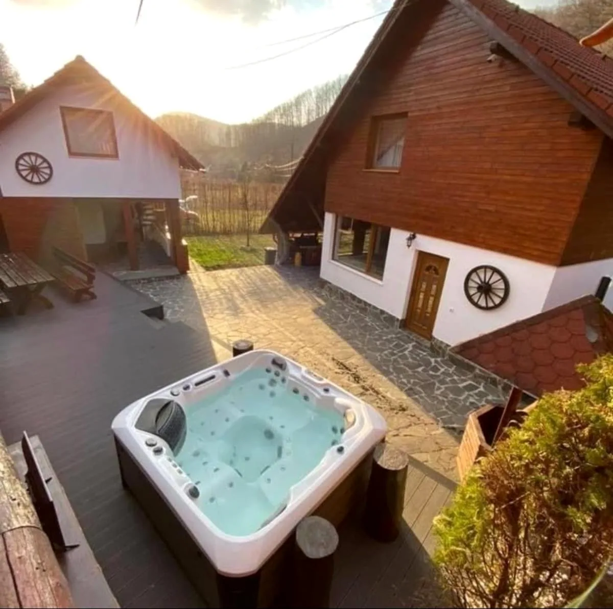 Jacuzzi-ul de pe terasa Cabanei Eden, la apus