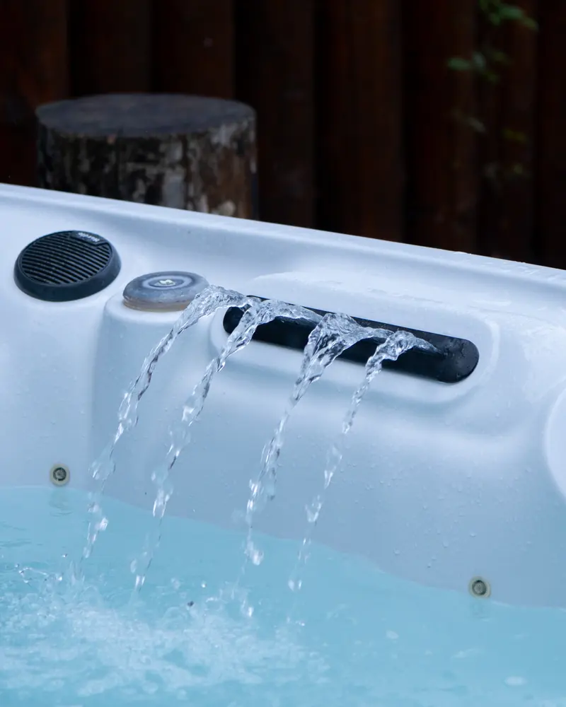 Jacuzzi-ul exterior al cabanei