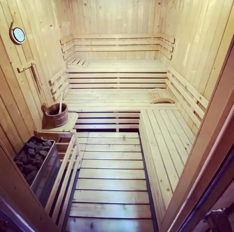Sauna din lemn a cabanei