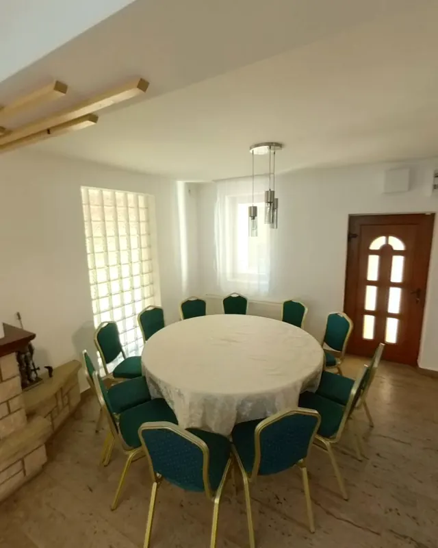 Masa rotundă de 12 persoane din living